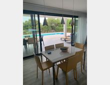 Esszimmer zur Terrasse mit Pool