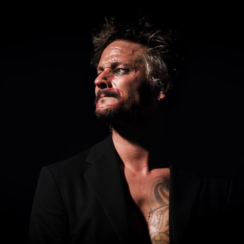 © Patrick Gabriel in an emotionally charged stage performance – raw, wounded, with physical intensity and psychological tension. Trilingual actor (DE/EN/ES), ideal for roles in thrillers, dramas, and international productions.